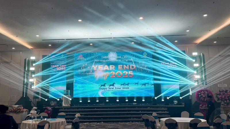Sân khấu sự kiện Year End 2025 được trang bị hệ thống ánh sáng hiện đại với nhiều đèn chiếu sáng hiệu ứng sắc nét