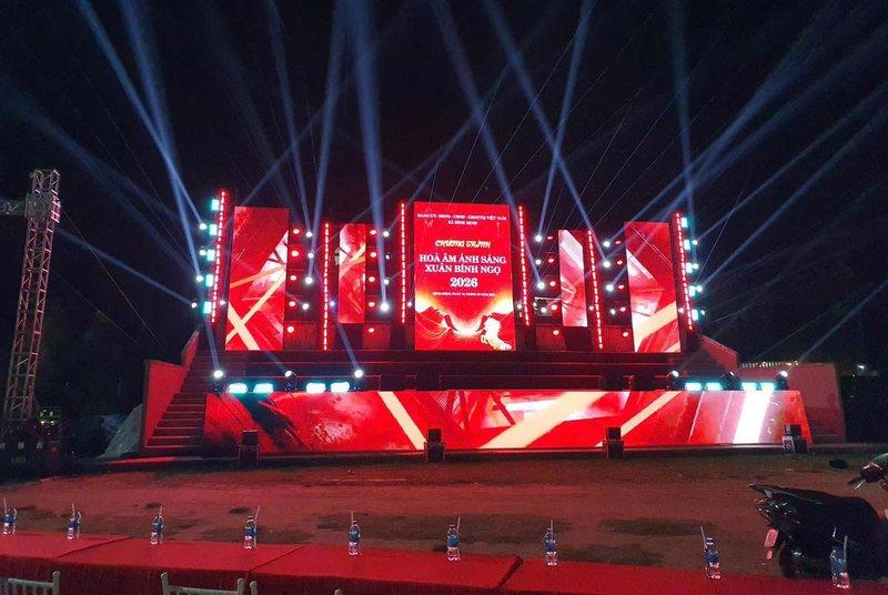 Sân khấu sự kiện ngoài trời với hệ thống âm thanh ánh sáng hiện đại và màn hình LED sắc nét