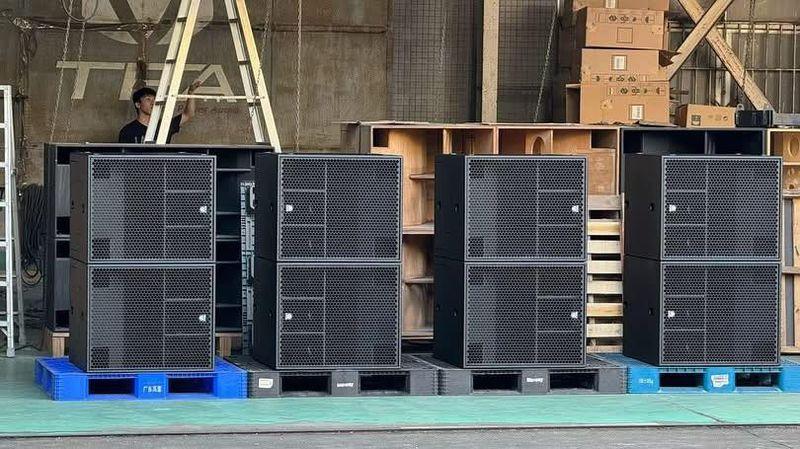 Dàn loa âm thanh chuyên nghiệp được xếp hàng trong kho chuẩn bị cho sự kiện