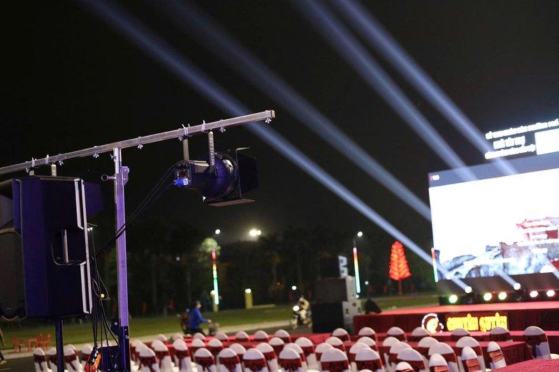 Hệ thống đèn chiếu sáng chuyên nghiệp và loa âm thanh được lắp đặt cho sự kiện ngoài trời ban đêm