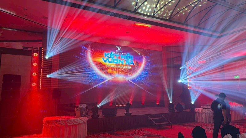 Hệ thống ánh sáng sân khấu với màn hình LED lớn hiển thị sự kiện Year End Party trong không gian tiệc sang trọng