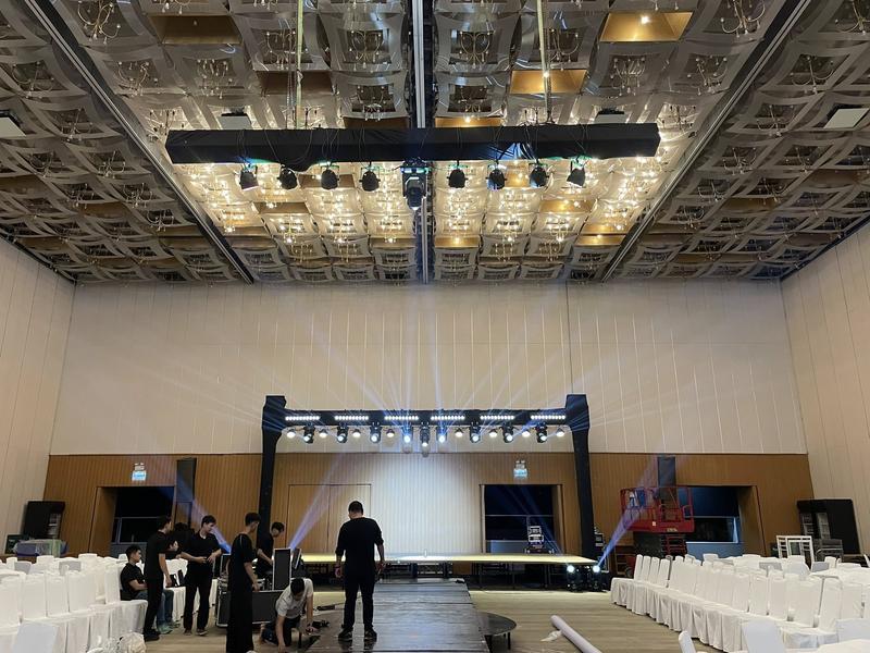 Kỹ thuật viên điều khiển bàn mixer âm thanh tại sự kiện trong hội trường sang trọng