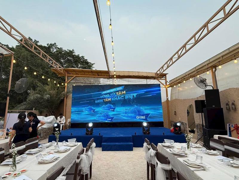 Sân khấu sự kiện ngoài trời với màn hình LED lớn, hệ thống âm thanh và ánh sáng chuyên nghiệp