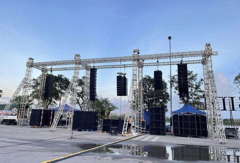 Dàn âm thanh ánh sáng lớn được lắp đặt ngoài trời cho sự kiện với hệ thống loa treo và khung giàn chắc chắn