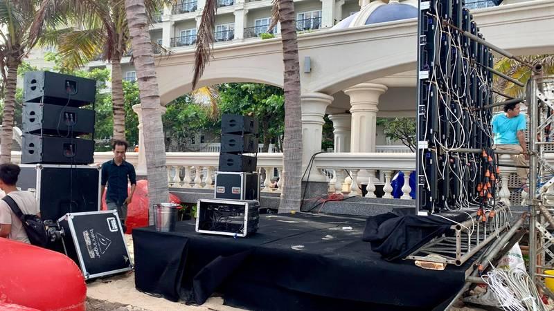 Cho thuê âm thanh sự kiện gồm loa sân khấu trọn gói tại HCM đang được lắp đặt ngoài trời.