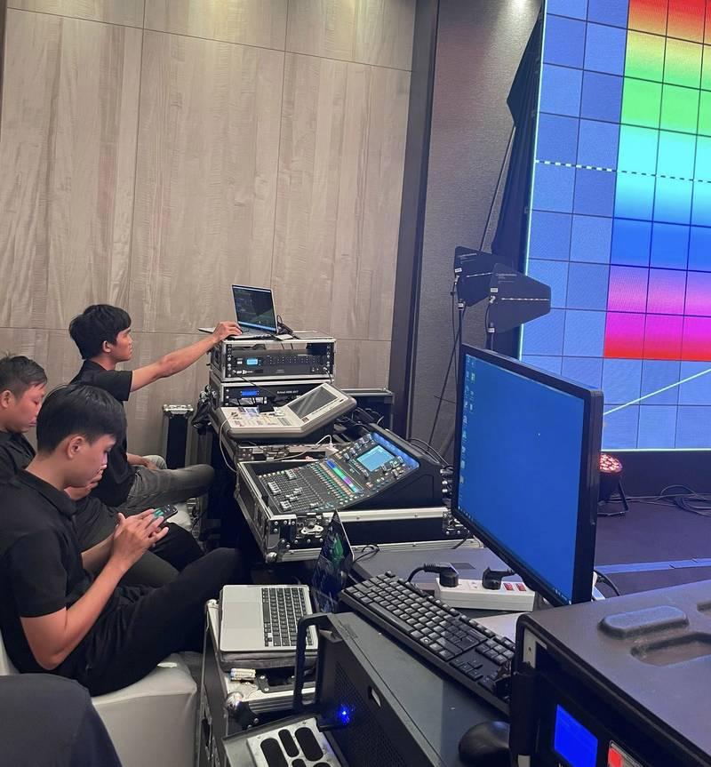 Cho thuê âm thanh sự kiện chuyên nghiệp với thiết bị loa sân khấu trọn gói tại HCM.