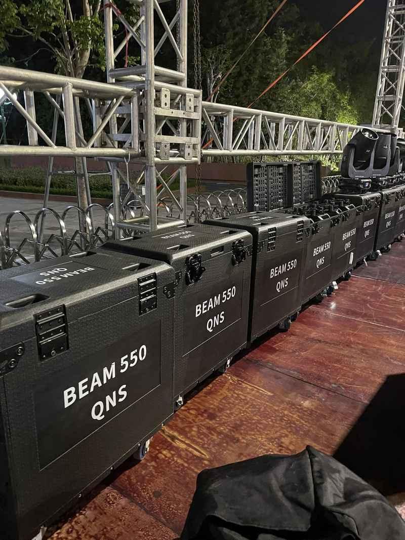 Cho thuê âm thanh sự kiện với dàn loa sân khấu trọn gói BEAM 550 QNS tại HCM.