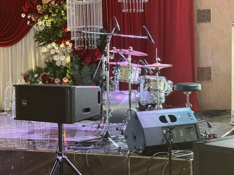 Hệ thống loa sân khấu và trống biểu diễn trong sự kiện cho thuê âm thanh sự kiện - loa sân khấu trọn gói HCM.