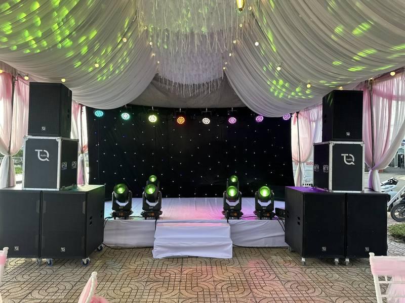 Cho thuê âm thanh sự kiện với loa sân khấu trọn gói HCM được lắp đặt chuyên nghiệp trên sân khấu ngoài trời.