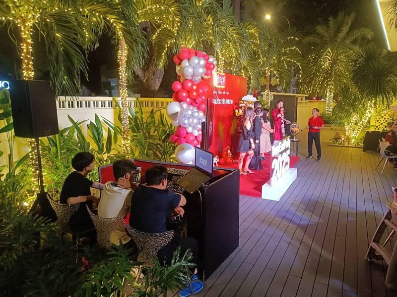 Cho thuê âm thanh sự kiện với loa sân khấu trọn gói HCM tại buổi tiệc ngoài trời về đêm.