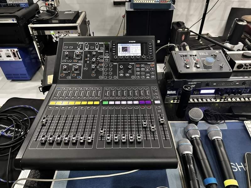 Bàn trộn âm thanh và micro phục vụ cho thuê âm thanh sự kiện - loa sân khấu trọn gói HCM.