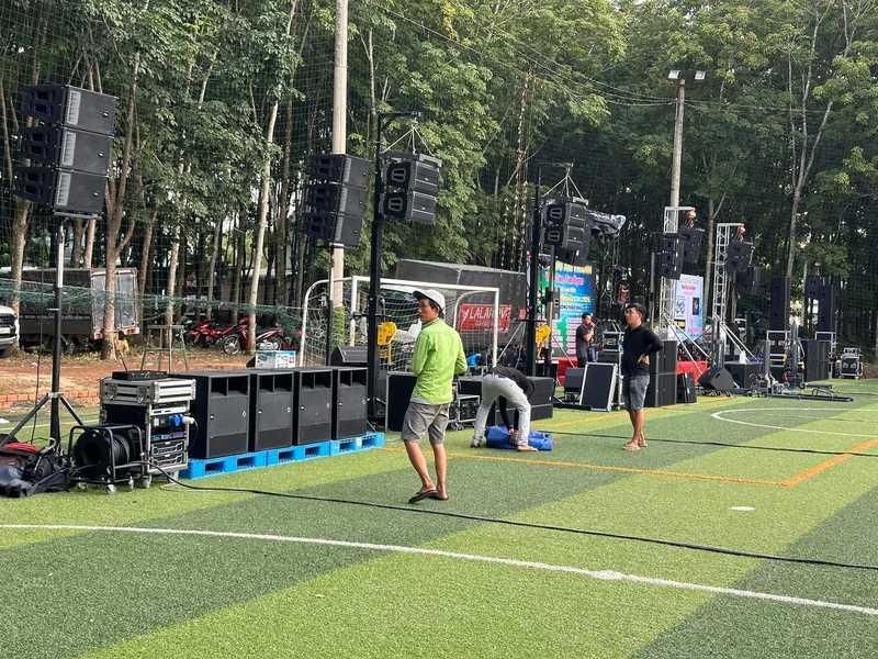 Cho thuê âm thanh sự kiện với dàn loa sân khấu trọn gói chuẩn tại HCM trên sân vận động.