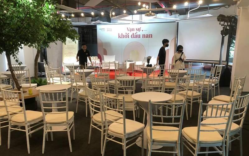 Cho thuê bàn ghế sự kiện giá rẻ tại TP.HCM với không gian tổ chức hiện đại và tiện nghi.