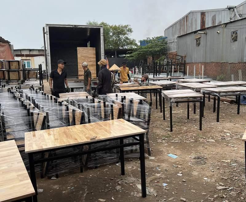 Cho thuê bàn ghế sự kiện giá rẻ tại TP.HCM với đội ngũ nhân viên chuẩn bị bàn ghế gỗ chắc chắn.