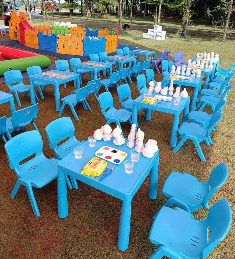Cho thuê bàn ghế sự kiện giá rẻ tại TP.HCM với bộ bàn ghế nhựa màu xanh cho trẻ em ngoài trời.