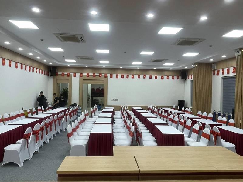 Phòng hội nghị rộng rãi với dịch vụ cho thuê bàn ghế sự kiện giá rẻ tại TP.HCM.