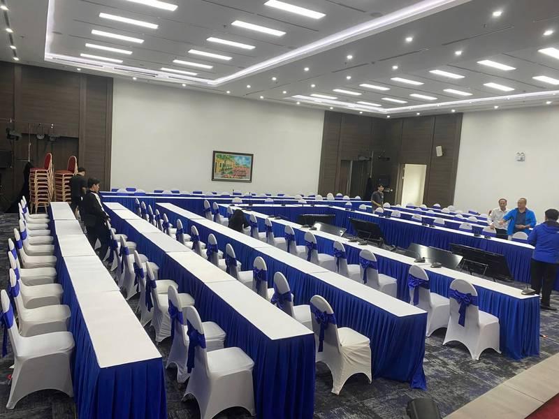 Cho thuê bàn ghế sự kiện giá rẻ tại TP.HCM với bàn ghế trắng xanh sắp xếp trong hội trường hiện đại.