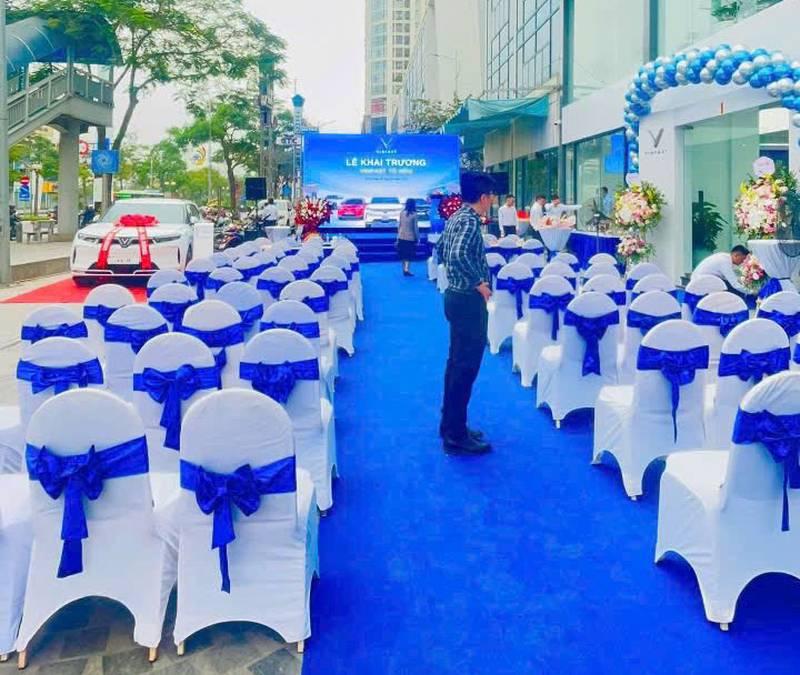 Cho thuê bàn ghế sự kiện giá rẻ tại TP.HCM với bộ bàn ghế trắng điểm nơ xanh chuẩn bị cho lễ khai trương.