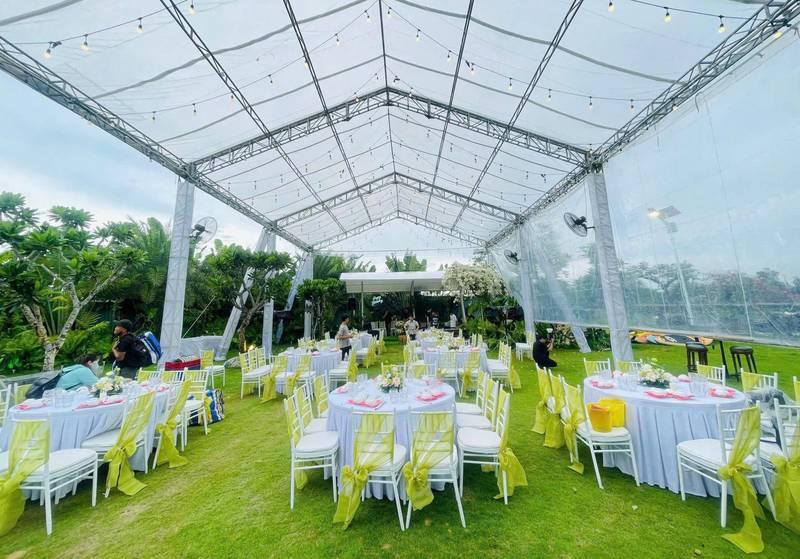 Cho thuê bàn ghế sự kiện giá rẻ tại TP.HCM với không gian tổ chức ngoài trời sang trọng.