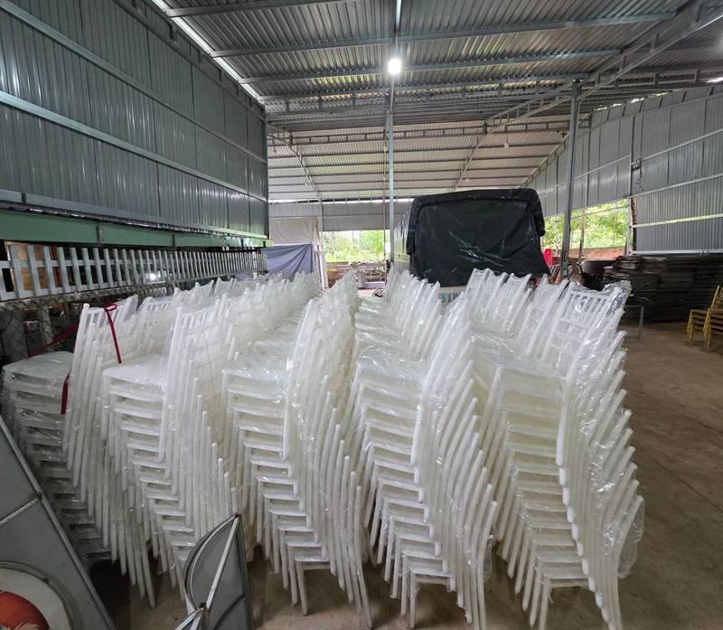 Cho thuê bàn ghế sự kiện giá rẻ tại TP.HCM với số lượng lớn ghế trắng được xếp ngăn nắp trong kho.