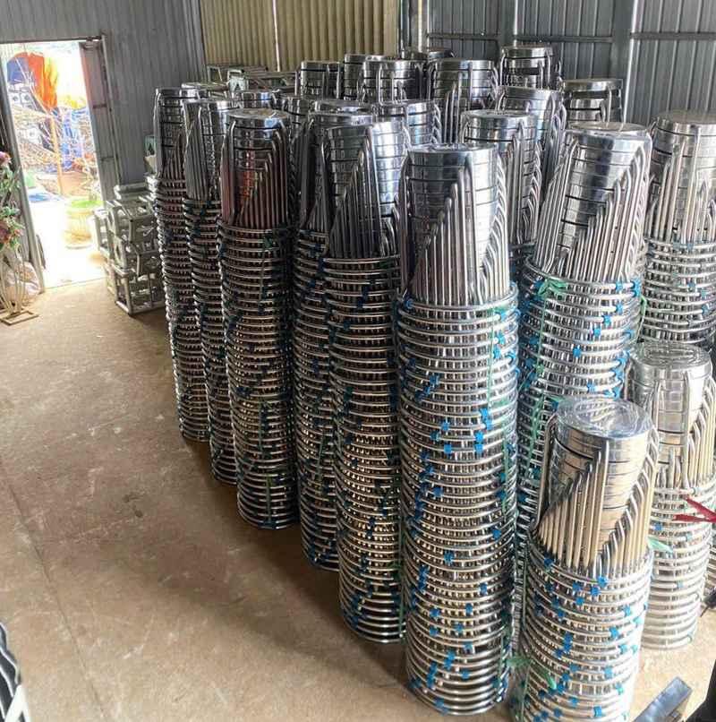 Cho thuê bàn ghế sự kiện giá rẻ tại TP.HCM với nhiều ghế inox xếp chồng gọn gàng trong kho.