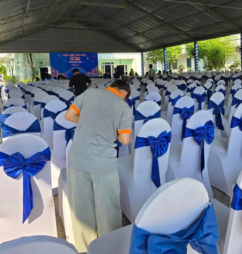 Cho thuê bàn ghế sự kiện giá rẻ tại TP.HCM với ghế trắng nơ xanh chuẩn bị cho hội nghị.