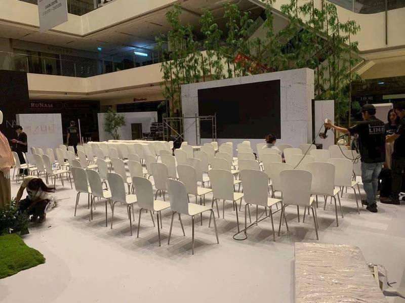 Cho thuê bàn ghế sự kiện giá rẻ tại TP.HCM với dàn ghế trắng xếp hàng ngăn nắp trong không gian tổ chức.