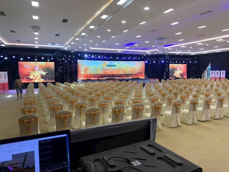 Cho thuê bàn ghế sự kiện giá rẻ tại TP.HCM với dàn ghế trắng trang trí nơ vàng chuẩn bị cho hội nghị.