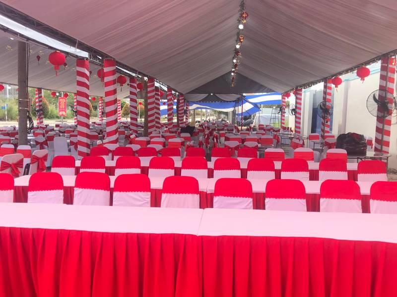 Cho thuê bàn ghế sự kiện giá rẻ tại TP.HCM với bộ bàn ghế đỏ trắng trang trí chuẩn bị tổ chức sự kiện.