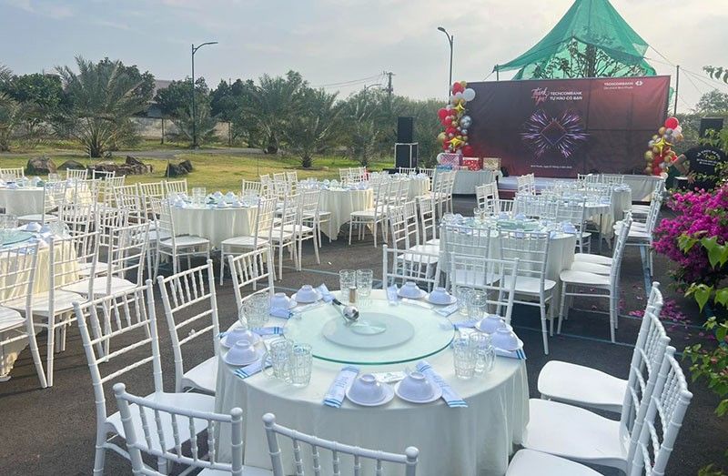 Bộ ghế tiffany màu trắng trong sự kiện