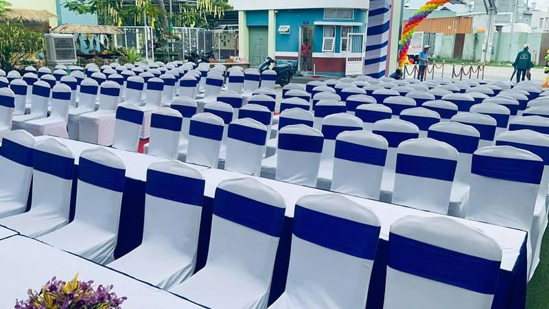 Cho thuê bàn ghế sự kiện giá rẻ tại TP.HCM với dãy ghế trắng xanh được sắp xếp ngăn nắp ngoài trời.