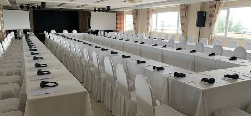 Cho thuê bàn ghế sự kiện giá rẻ tại TP.HCM với không gian hội nghị trang bị đầy đủ micro và tai nghe.