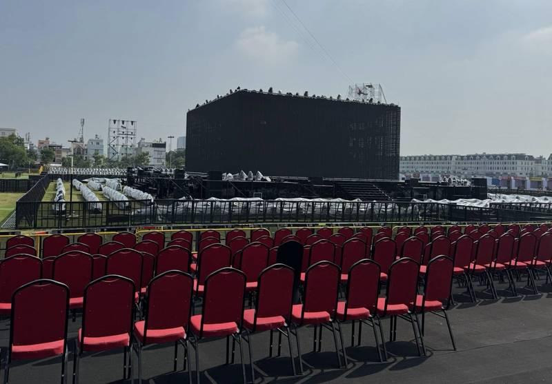 Cho thuê bàn ghế sự kiện giá rẻ tại TP.HCM với dàn ghế đỏ chuẩn bị cho sân khấu ngoài trời.