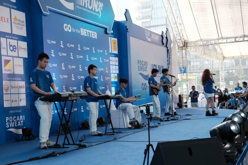 Cho thuê ban nhạc acoustic chuyên nghiệp HCM biểu diễn trên sân khấu sự kiện ngoài trời.