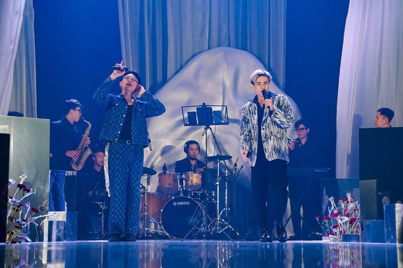 Cho thuê ban nhạc acoustic chuyên nghiệp HCM biểu diễn live trên sân khấu với đầy đủ nhạc cụ.