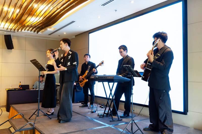 Cho thuê ban nhạc acoustic chuyên nghiệp HCM biểu diễn tại sự kiện trong nhà sang trọng.