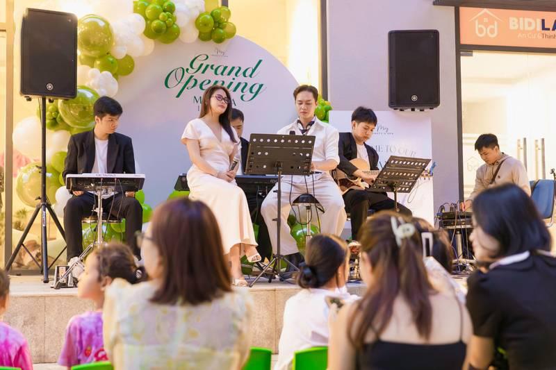 Cho thuê ban nhạc acoustic chuyên nghiệp HCM biểu diễn trong sự kiện khai trương với khán giả chăm chú lắng nghe.