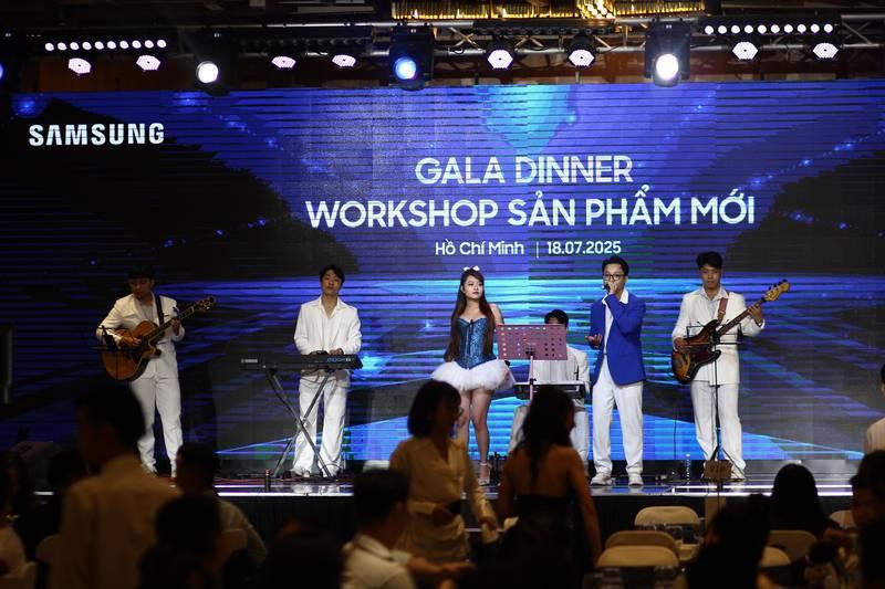 Cho thuê ban nhạc acoustic chuyên nghiệp HCM biểu diễn tại sự kiện Gala Dinner sản phẩm mới.