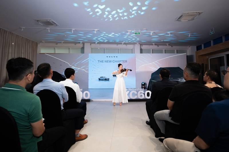 Cho thuê ban nhạc acoustic chuyên nghiệp HCM biểu diễn violin trong sự kiện sang trọng.