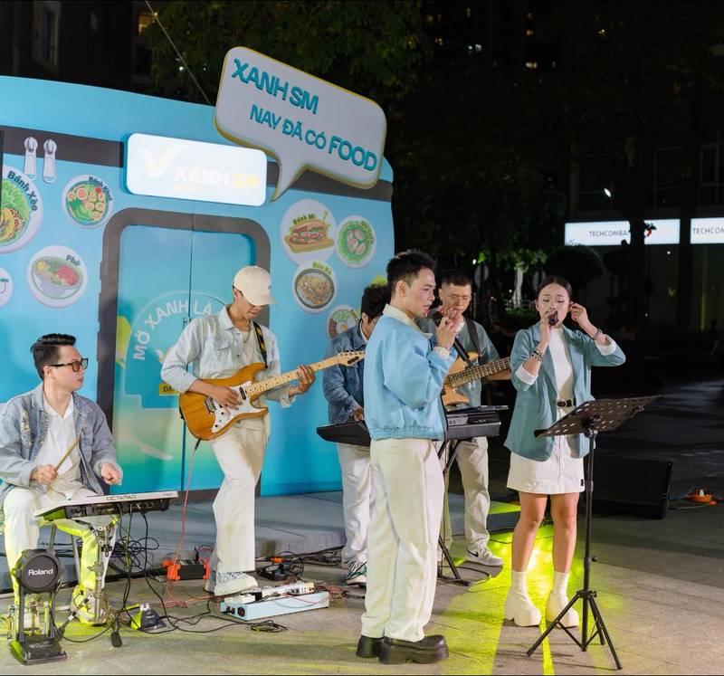 Cho thuê ban nhạc acoustic chuyên nghiệp HCM biểu diễn ngoài trời với trang thiết bị hiện đại.