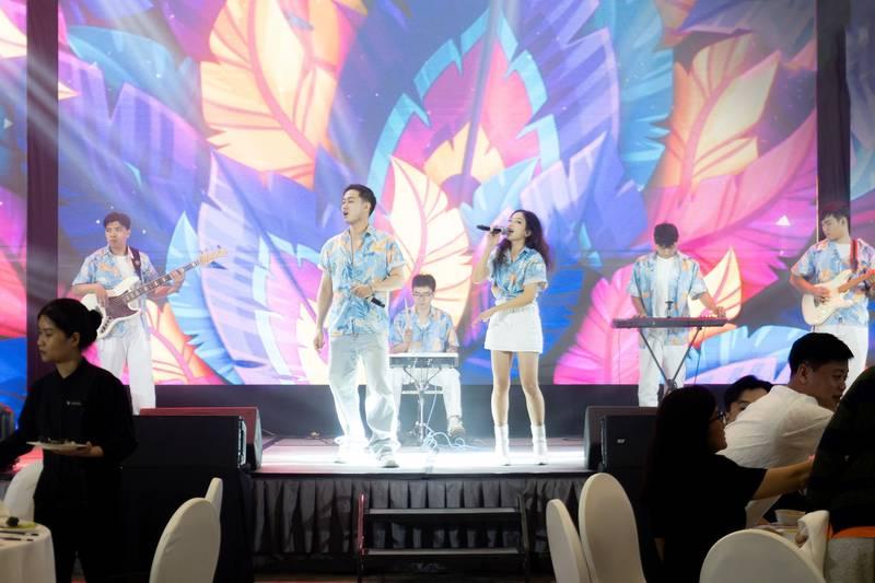 Cho thuê ban nhạc acoustic chuyên nghiệp HCM biểu diễn sôi động trên sân khấu.