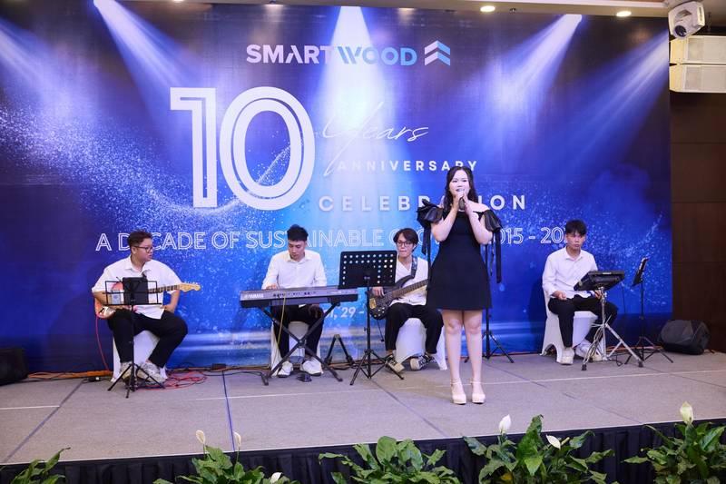 Cho thuê ban nhạc acoustic chuyên nghiệp HCM biểu diễn tại sự kiện kỷ niệm 10 năm Smart Wood.