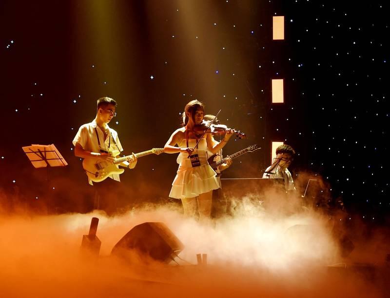 Cho thuê ban nhạc acoustic chuyên nghiệp HCM biểu diễn trong không gian sân khấu lãng mạn.