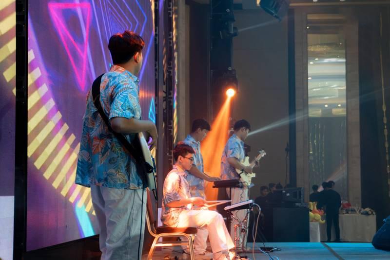 Cho thuê ban nhạc acoustic chuyên nghiệp HCM biểu diễn trên sân khấu với trang phục đồng bộ.