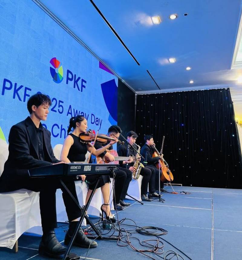 Cho thuê ban nhạc acoustic chuyên nghiệp HCM biểu diễn trong sự kiện với đa dạng nhạc cụ.