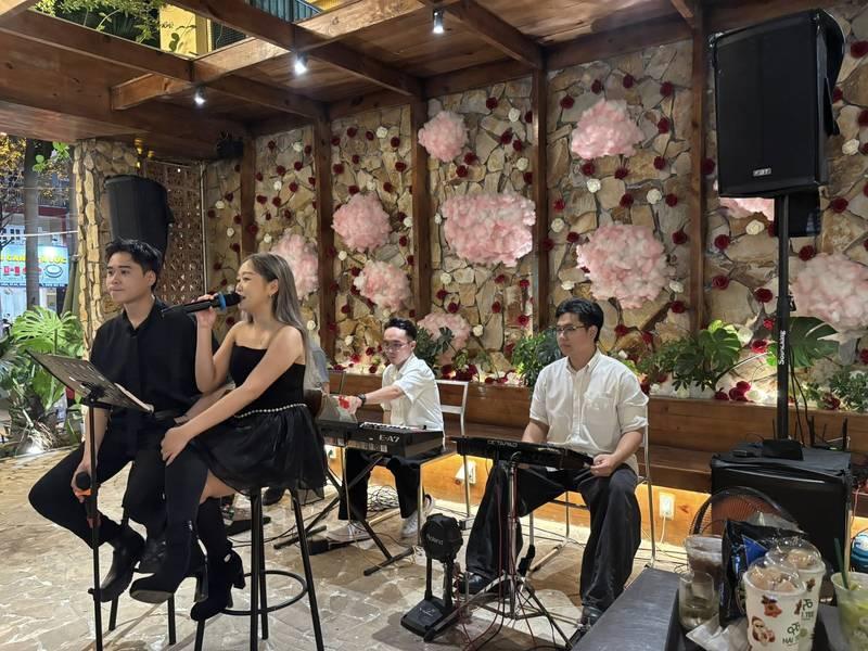 Cho thuê ban nhạc acoustic chuyên nghiệp HCM biểu diễn trong quán cafe trang trí hoa đẹp.