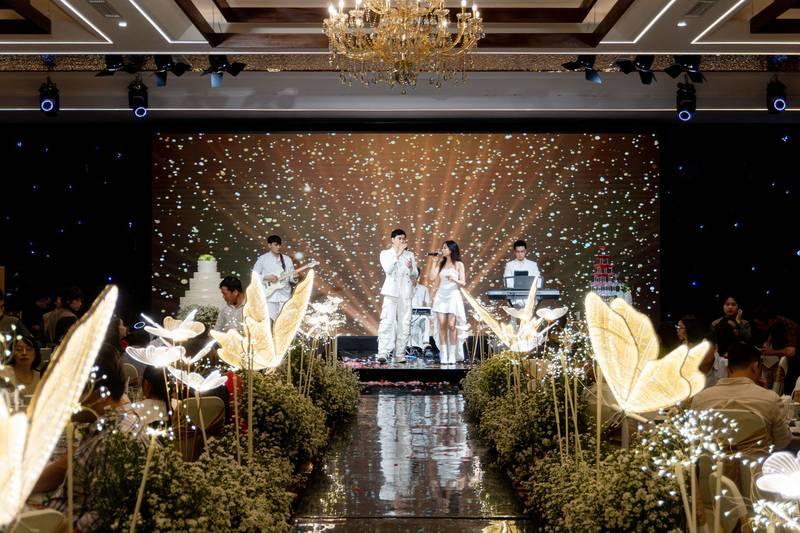 Cho thuê ban nhạc acoustic chuyên nghiệp HCM biểu diễn trong sự kiện sang trọng.