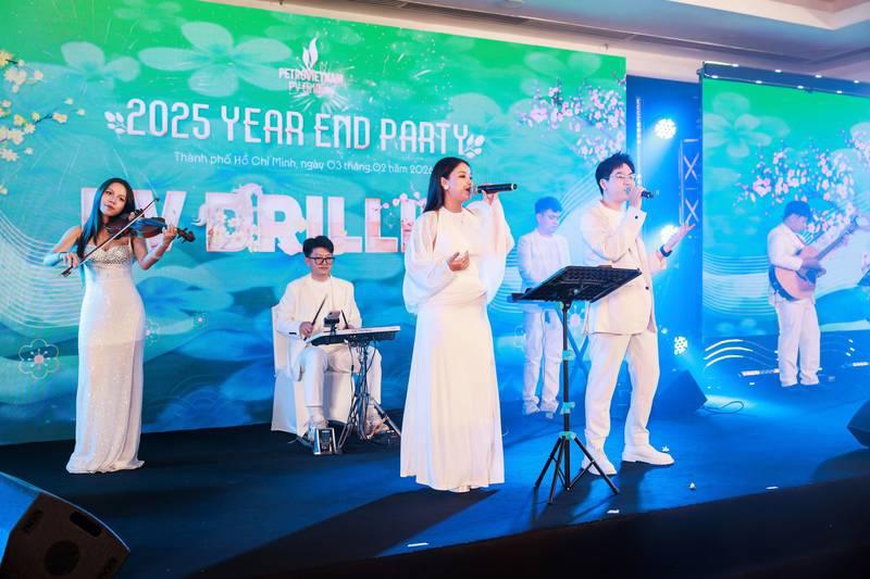 Cho thuê ban nhạc acoustic chuyên nghiệp HCM biểu diễn tại tiệc Year End Party với trang phục trắng sang trọng.