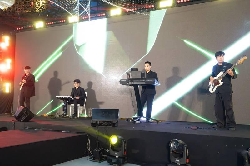 Cho thuê ban nhạc acoustic chuyên nghiệp HCM biểu diễn trên sân khấu ánh sáng hiện đại.