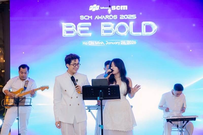 Cho thuê ban nhạc acoustic chuyên nghiệp HCM trình diễn tại sự kiện SCM Awards 2025.